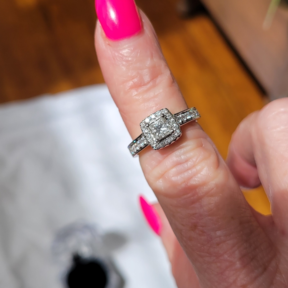 Sparkling Diamond Engagement Ring Or Right Hand Ring 14kt White Gold - Picture 7 of 10